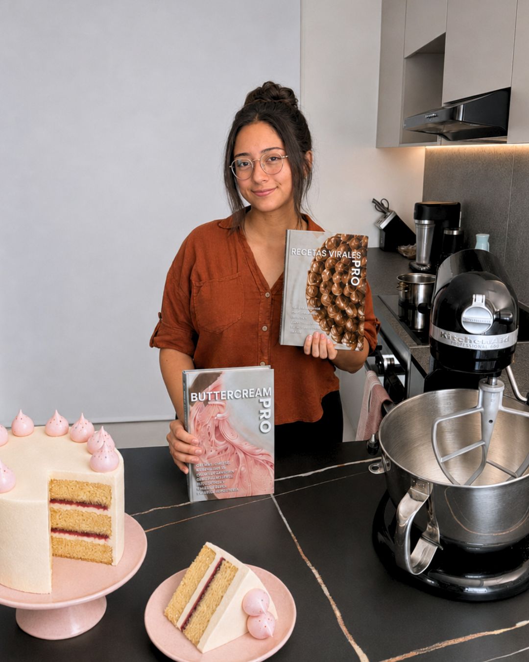 Karen Flores con los recetarios ButtercreamPro en su cocina